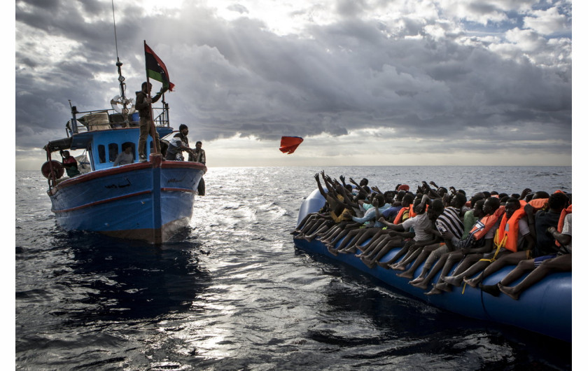 fot. Mathieu Willcocks, Mediterranean Migration, 3. miejsce w kategorii Spot News / Stories.

Według doniesień UNHCR w 2016 roku, podczas próby przebycia Morza Śródziemnego, zgineło conajmniej 5 tys. uchodźców. Wiele organizacji przy pomocy Nabrzeżnych Stacji Pomocy Migrantom patroluje wody na północ od wybrzeży Libii w celu ratowania uchodźców przed utonięciem. Działające jak wodne karetki statki poszukują tratw i łodzi, w których znajdują się migranci, transportując ich na wybrzeże Włoch.