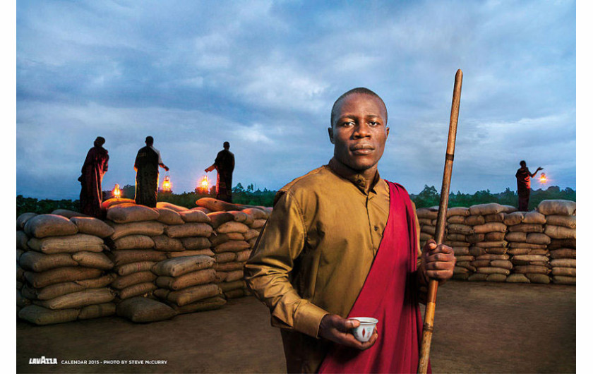 Kalendarz Lavazza 2015, fot. Steve McCurry, Edward Mukiibi, zastępca prezesa organizacji “Slow Food International”, dumny obrońca zrównoważonego rolnictwa i bioróżnorodności.