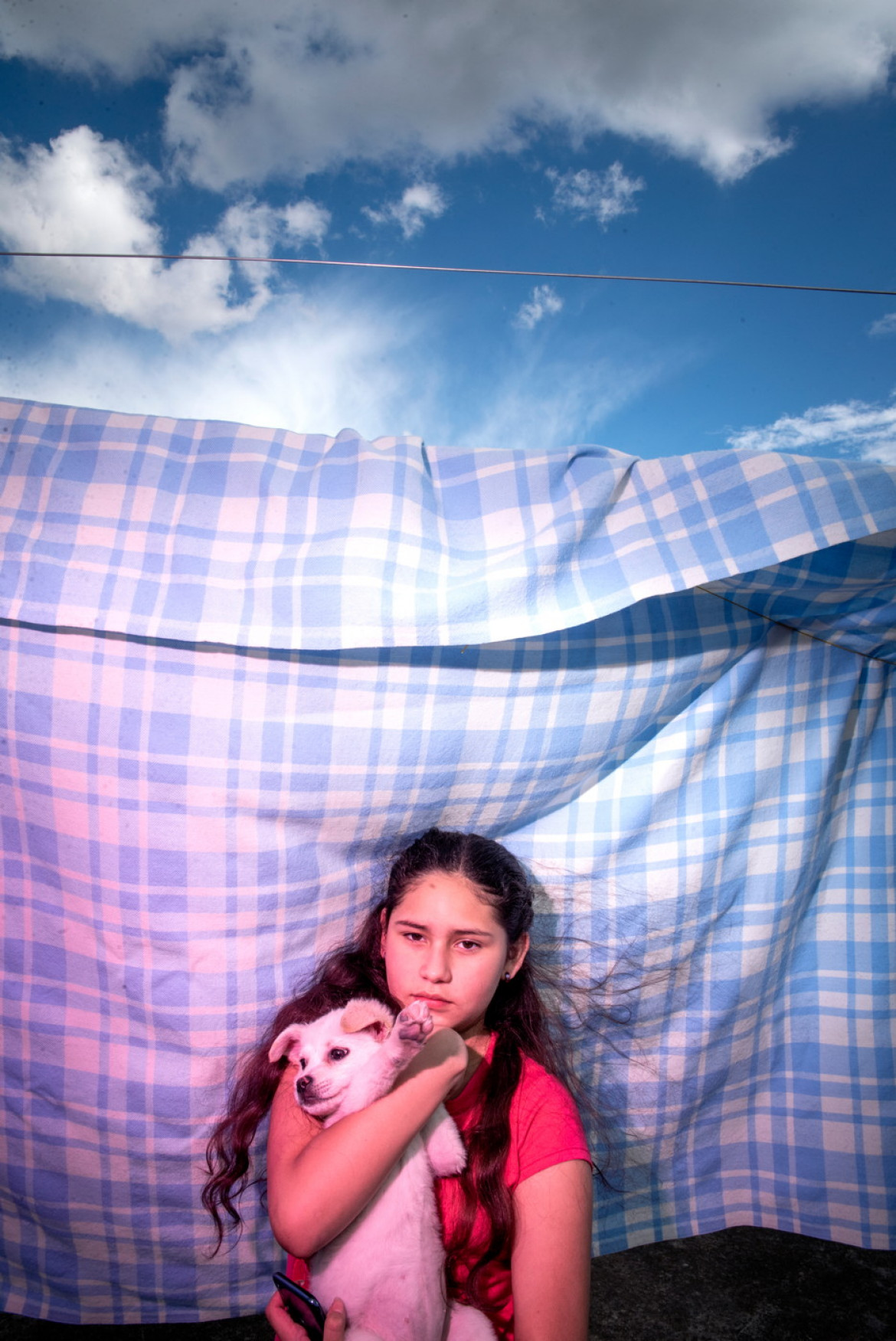 fot. Johanna Alarcon, nominacja z regionu Ameryki Południowej / World Press Photo 2023<br></br><br></br>Valentina to 13-latka, która chce zostać fotografem, a której matka przebywa w więzieniu za posiadanie marihuany. Trwający w Ekwadorze kryzys więziennictwa i polityka karania za narkotyki sprawiają, że rozłąka rodziców z dziećmi jest szczególnie trudna. Wideo i obrazy w tym multimedialnym projekcie koncentrują się na wyobraźni i doświadczeniach Valentiny jako młodej artystki, której bogaty świat wewnętrzny nie jest zdefiniowany przez uwięzienie matki. 
<br></br><br></br>
Pochodząca z Ekwadoru autorka opowieści wizualnych i fotoreporterka Johanna Alarcón poznała Valentinę i jej matkę podczas pracy z więźniami nad projektami artystycznymi. Członkowie jej własnej rodziny zostali uwięzieni. Głęboka osobista więź Alarcón z tematem umożliwiła to złożone, oparte na współpracy i wielowymiarowe przedstawienie historii życia Valentiny. Połączenie fotografii analogowej i cyfrowej z wideo, animacją i dźwiękiem daje wyjątkowe spojrzenie na życie wewnętrzne młodej artystki, która nadaje sens światu poprzez swoją fotografię.