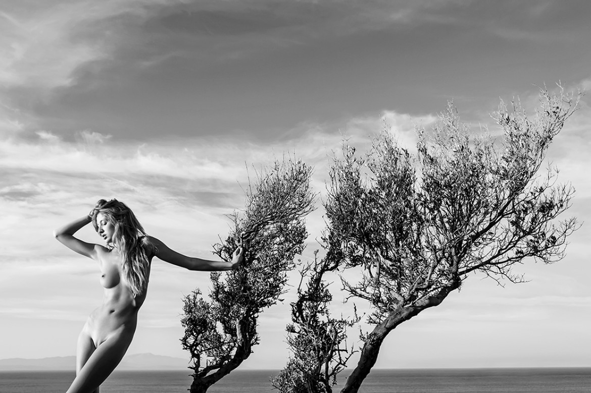 fot. Yan Maklain, z cyklu "Nude in the landscape", 3. nagroda w kategorii Nude / Monovisions Photography Awards 2019