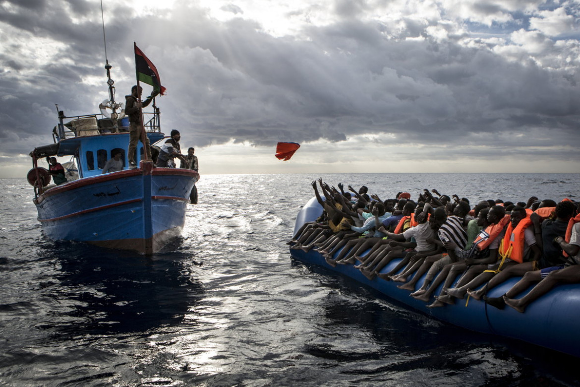 fot. Mathieu Willcocks, "Mediterranean Migration", 3. miejsce w kategorii Spot News / Stories.
Według doniesień UNHCR w 2016 roku, podczas próby przebycia Morza Śródziemnego, zgineło conajmniej 5 tys. uchodźców. Wiele organizacji przy pomocy Nabrzeżnych Stacji Pomocy Migrantom patroluje wody na północ od wybrzeży Libii w celu ratowania uchodźców przed utonięciem. Działające jak wodne karetki statki poszukują tratw i łodzi, w których znajdują się migranci, transportując ich na wybrzeże Włoch.