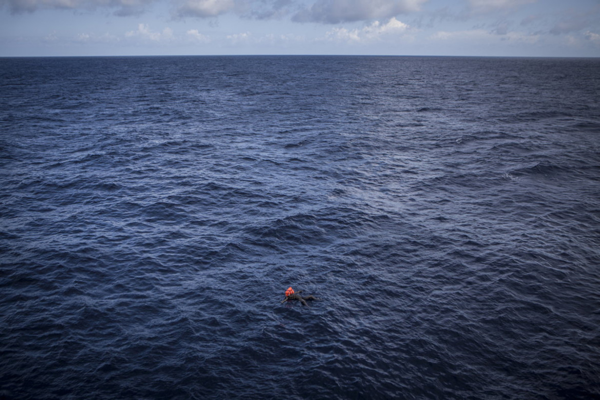 fot. Mathieu Willcocks, "Mediterranean Migration", 3. miejsce w kategorii Spot News / Stories.

Według doniesień UNHCR w 2016 roku, podczas próby przebycia Morza Śródziemnego, zgineło conajmniej 5 tys. uchodźców. Wiele organizacji przy pomocy Nabrzeżnych Stacji Pomocy Migrantom patroluje wody na północ od wybrzeży Libii w celu ratowania uchodźców przed utonięciem. Działające jak wodne karetki statki poszukują tratw i łodzi, w których znajdują się migranci, transportując ich na wybrzeże Włoch.