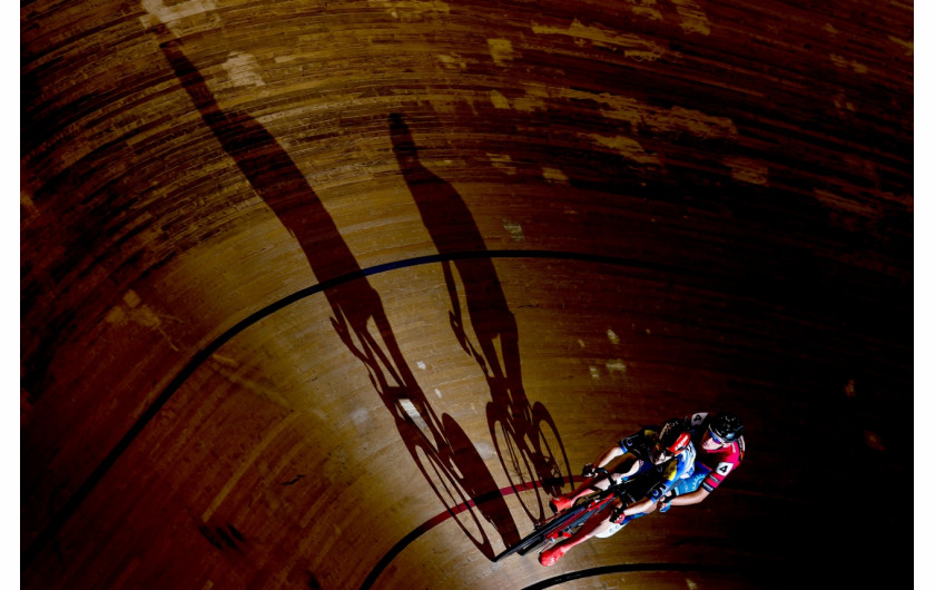 fot. Matthias Hangst, Shadow Hunter, wyróżnienie w kat. Sports in Action / Siena international Photo Awards 2020Martin Salmon i Robert Jaegeler w finale wyścigu German Track Cycling National Championships.