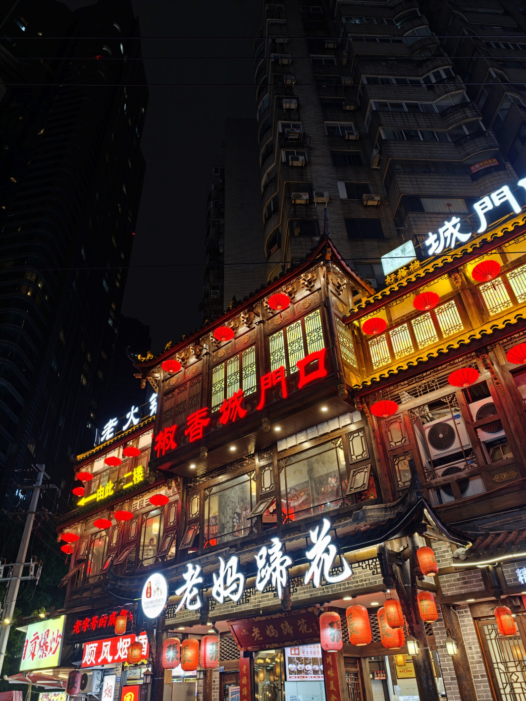 1/50 s, f/1.5, ISO 500, 7.7 mm