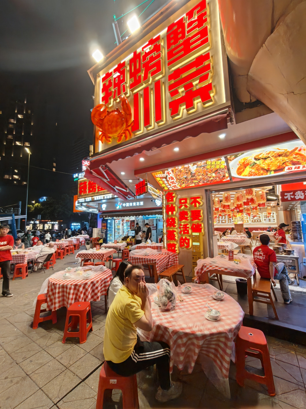 1/50 s, f/2, ISO 800, 2.6 mm