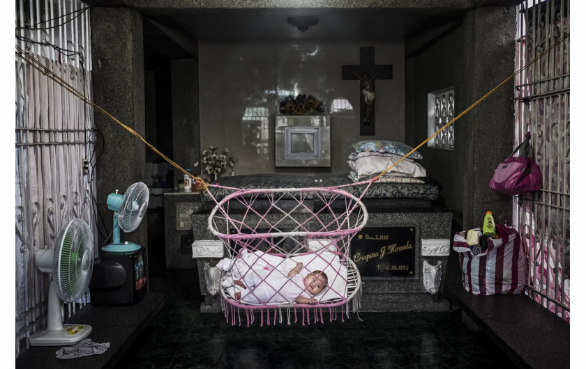fot. Klaus Bo Christensen, Living with the Dead, wyróżnienie w kat. Documentary & Photojournalism / Siena International Photo Awards 2020Szacuje się, że ze względu na biedę i przeludnienie, na cmentarzu połnocnym w Manili stale zamieszkuje ponad 10 tys. osób. Właściciele grobowców pozwalają im w nich mieszkać tak długo, jak będą utrzymywać te miejsca w czystości.