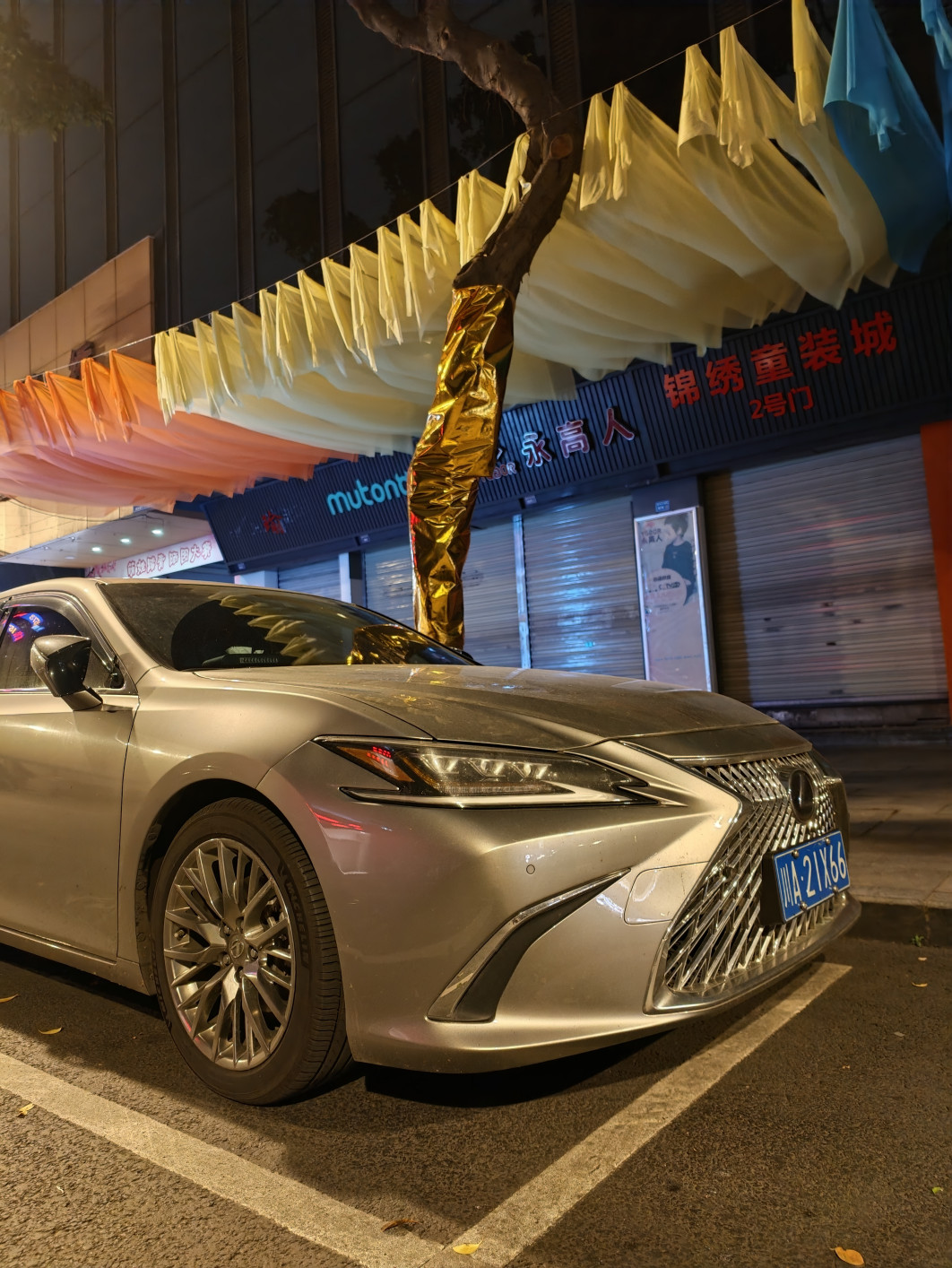 1/33 s, f/1.5, ISO 2000, 7.7 mm