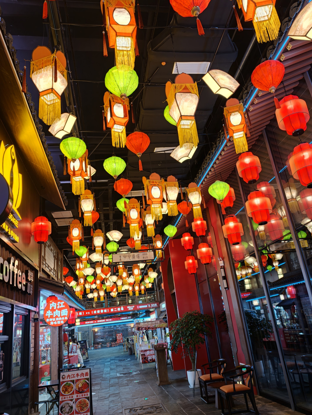 1/57 s, f/1.5, ISO 400, 7.7 mm