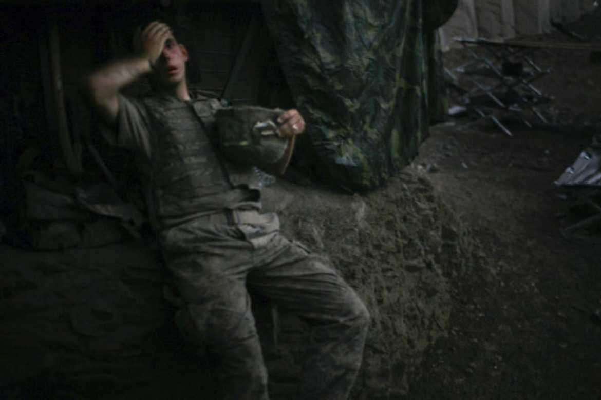 Zdjęcie roku 2007, fot. Tim Hetherington dla magazynu Vanity Fair, Wielka Brytania.Amerykański żołnierz walczący w Afganistanie w dolinie Korengal odpoczywający w bunkrze.