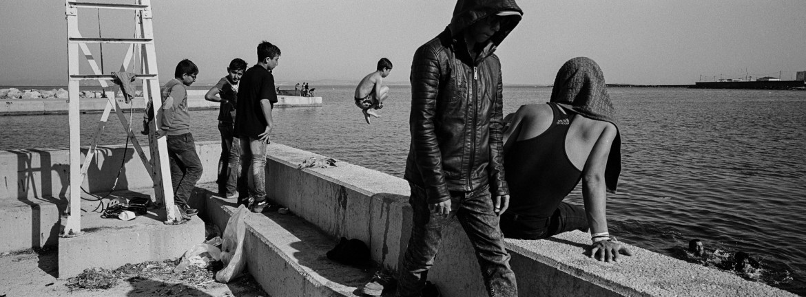 fot.
Angelos Tzortzinis, Grecja, z cyklu: "Trapped in Greece", częściowo finansowanego przez Fundację Magnum, nominacja w kategorii "Projekt długoterminowy" / World Press Photo 2021<br></br><br></br>
Dziesiątki tysięcy ludzi uciekających z ogarniętych wojną i biedą ojczyzn utknęło w Grecji od czasu apogeum kryzysu uchodźczego w Europie w 2016 roku. Według raportu UNHCR z marca 2016 roku, ponad milion osób, głównie uchodźców z Syrii, Iraku i Afganistanu, przekroczyło granicę Grecji od początku 2015 roku. Gdy kraje bałkańskie i europejskie na północ od Grecji zaczęły zamykać swoje granice przed napływającymi migrantami, ponad 90 000 osób pozostało uwięzionych w Grecji, w obozach lub na ulicach. Moria Reception and Identification Center na wyspie Lesbos, we wschodniej części Morza Egejskiego, był największym obozem dla uchodźców w Europie, dopóki nie spłonął w pożarze we wrześniu 2020 roku. Do lata 2020 roku około 20 000 osób mieszkało w obozie zbudowanym tak, aby pomieścić 3000 osób. Mieszkańcy skarżyli się na deszcz, zimno, choroby, brak żywności i bezpieczeństwa, niehigieniczne toalety i brak wody. Pożar, który wybuchł 9 września, prawie całkowicie zniszczył obóz. Rząd grecki powiedział, że ogień został wzniecony celowo przez migrantów protestujących przeciwko zamknięciu obozu w związku z epidemią COVID-19. Na pobliskiej wyspie Samos, pod koniec 2019 roku, prawie 8000 uchodźców mieszkało w byłej bazie wojskowej, która została zbudowana, aby pomieścić 650 osób. Mieszkańcy wyspy regularnie organizowali protesty domagając się przeniesienia obiektów na stały ląd, a mieszkańcy obozu protestowali w sprawie warunków życia. W dniu 2 listopada 2020 r. w obozie wybuchł pożar, dwa dni po tym, jak wyspę nawiedziło trzęsienie ziemi o sile 6,7 magnitudy. Od 100 do 150 osób straciło swoje domy. Fotograf od ośmiu lat zajmuje się problematyką migracji. Ten projekt - realizowany na Samos i Lesbos, a także w obozach dla uchodźców w całej Grecji - ma na celu zbadanie ludzkich i społecznych zdolności adaptacyjnych.