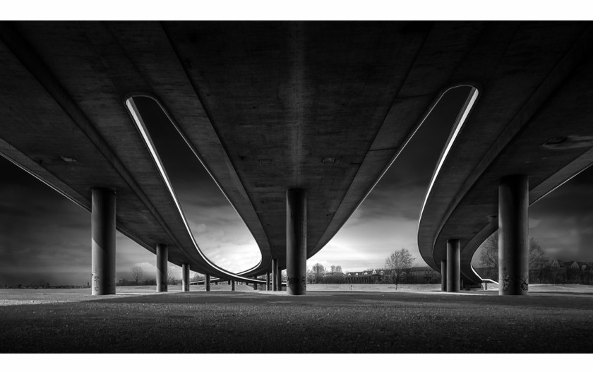fot. Frank Loddenkemper, z cyklu Rheinkniebrücke, 1. nagroda w kategorii Architecture / Monovisions Photography Awards 2019