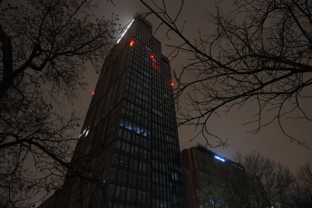 1/6 s, f/3.5, ISO 6400, 13.0 mm