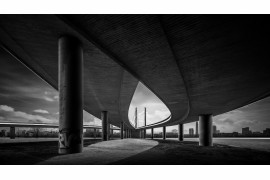 fot. Frank Loddenkemper, z cyklu "Rheinkniebrücke", 1. nagroda w kategorii Architecture / Monovisions Photography Awards 2019