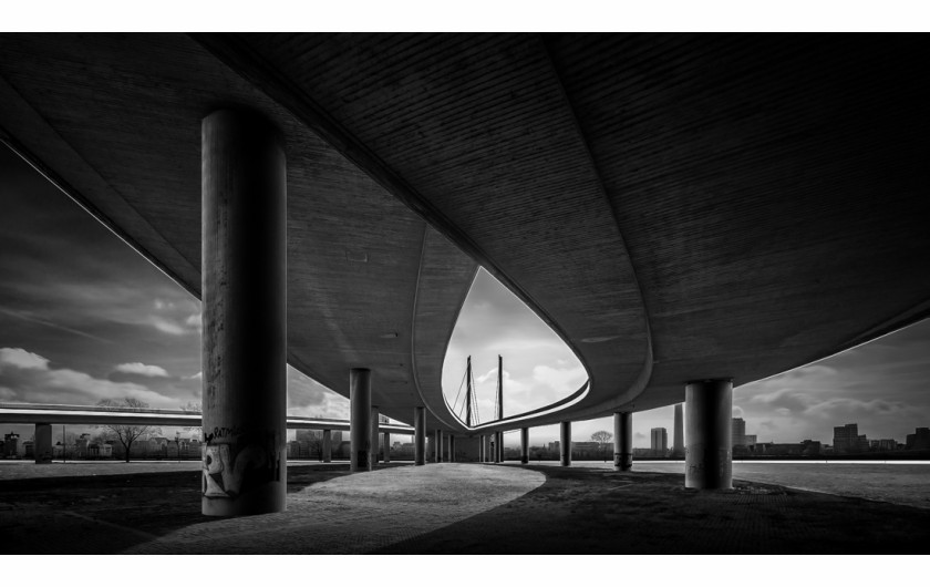 fot. Frank Loddenkemper, z cyklu Rheinkniebrücke, 1. nagroda w kategorii Architecture / Monovisions Photography Awards 2019