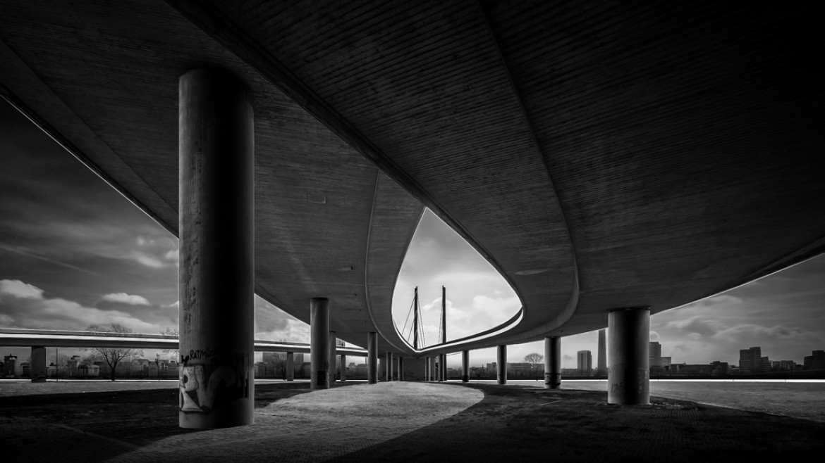 fot. Frank Loddenkemper, z cyklu "Rheinkniebrücke", 1. nagroda w kategorii Architecture / Monovisions Photography Awards 2019