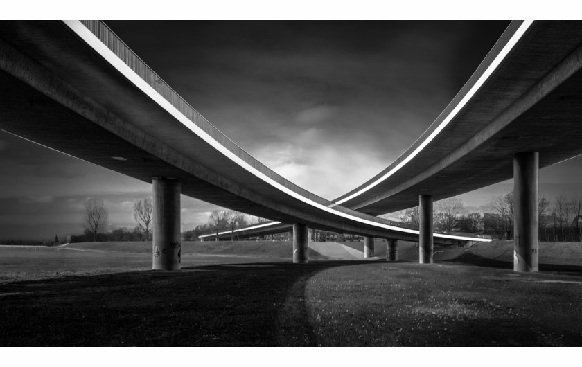 fot. Frank Loddenkemper, z cyklu Rheinkniebrücke, 1. nagroda w kategorii Architecture / Monovisions Photography Awards 2019