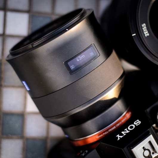 Zeiss Batis 85 mm f/1.8 - ekran OLED