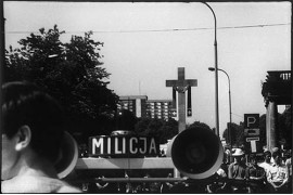 fot. Włodzimierz Krzemiński, stawianie krzyża przed I pielgrzymką Papieża, Warszawa '79