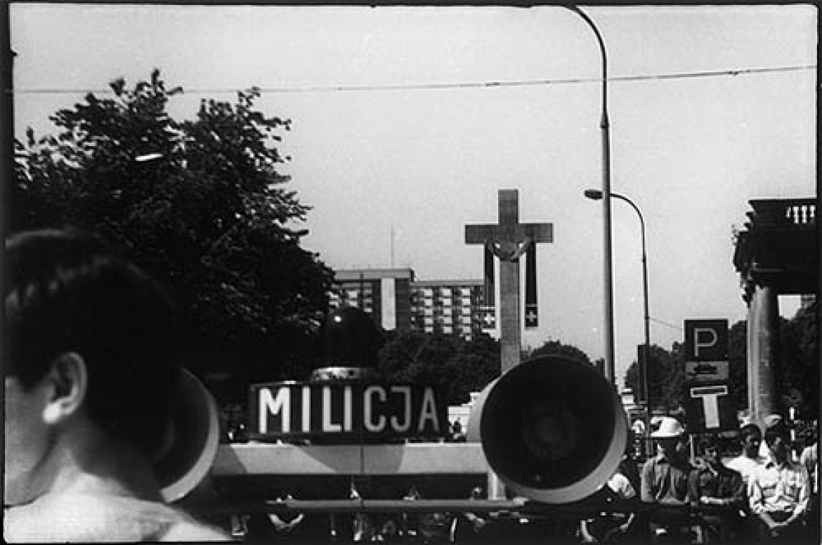 fot. Włodzimierz Krzemiński, stawianie krzyża przed I pielgrzymką Papieża, Warszawa '79