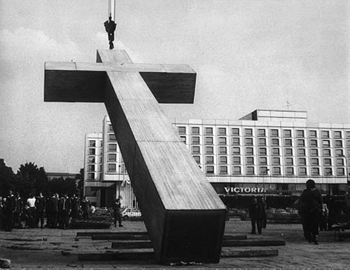 fot. Włodzimierz Krzemiński, stawianie krzyża przed I pielgrzymką Papieża, Warszawa 79