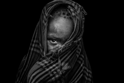 fot. Xiaoqing Zhang, Stare, 3. miejsce w kategorii Portrait / B&W Child 2018