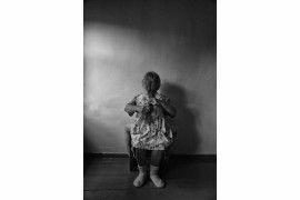 fot. Natalia Matafonova, "Grandmother's Hand", 1. miejsce w kategorii Fine Art / B&W Child 2018