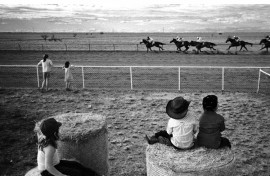 I nagroda w kategorii ''Sport - prezentacje - pojedyncze zdjęcie''. Fot. Andrew Quilty, Australia, Oculi dla Australian Financial Review Magazine. Dzieci oglądające wyścigi konne Maxwelton country races, Australia.