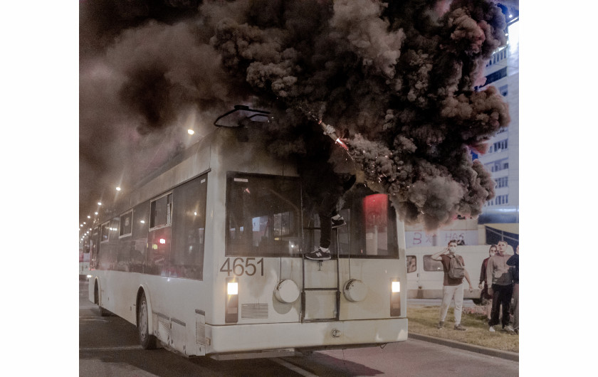 fot. Jędrzej NowickiMasowe protesty w Białorusi wybuchły 9 sierpnia 2020 roku zaraz po tym jak białoruski reżim ogłosił wstępne wyniki wyborów prezydenckich. Według władz wygrał je z przewagą 80% głosów Aleksander Łukaszenka. Prezydent rządzi krajem od niemal 3 dekad. Wchodzące w dorosłość nowe pokolenie mocno osadzone w świecie internetu, kryzys gospodarczy i polityczny, postępująca erozja autorytarnego systemu doprowadziły do największych w historii protestów białoruskiego społeczeństwa. W nocy 9 i 10 sierpnia tłumy Białorusinów i Białorusinek wyszły na ulice w całym kraju. Reżim zareagował falą przemocy i represji.Jędrzej Nowicki -  Fotoreporter, dokumentalista. Przez ostatnie 7 lat współpracował głównie z Gazetą Wyborczą, dla której obsługiwał wszystkie najważniejsze wydarzenia w Polsce i wiele ważnych tematów międzynarodowych. W swojej pracy skupia się na problemach wykluczenia społecznego, praw człowieka, solidarności i niesprawiedliwości. Dobrze zna region Europy Środkowo-Wschodniej. Fotografował także na Bliskim Wschodzie. Pracował w Polsce, Białorusi, Rosji, Ukrainie, Niemczech, Serbii, Izraelu, Tanzanii, Palestynie czy Iraku.