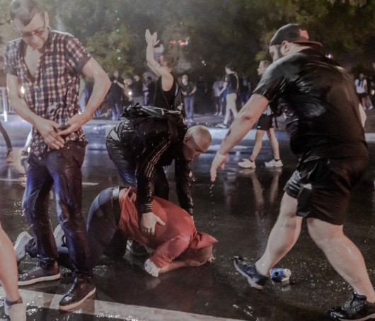 fot. Jędrzej NowickiMasowe protesty w Białorusi wybuchły 9 sierpnia 2020 roku zaraz po tym jak białoruski reżim ogłosił wstępne wyniki wyborów prezydenckich. Według władz wygrał je z przewagą 80% głosów Aleksander Łukaszenka. Prezydent rządzi krajem od niemal 3 dekad. Wchodzące w dorosłość nowe pokolenie mocno osadzone w świecie internetu, kryzys gospodarczy i polityczny, postępująca erozja autorytarnego systemu doprowadziły do największych w historii protestów białoruskiego społeczeństwa. W nocy 9 i 10 sierpnia tłumy Białorusinów i Białorusinek wyszły na ulice w całym kraju. Reżim zareagował falą przemocy i represji.Jędrzej Nowicki -  Fotoreporter, dokumentalista. Przez ostatnie 7 lat współpracował głównie z Gazetą Wyborczą, dla której obsługiwał wszystkie najważniejsze wydarzenia w Polsce i wiele ważnych tematów międzynarodowych. W swojej pracy skupia się na problemach wykluczenia społecznego, praw człowieka, solidarności i niesprawiedliwości. Dobrze zna region Europy Środkowo-Wschodniej. Fotografował także na Bliskim Wschodzie. Pracował w Polsce, Białorusi, Rosji, Ukrainie, Niemczech, Serbii, Izraelu, Tanzanii, Palestynie czy Iraku.