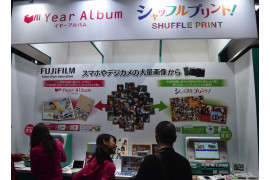 Fujifilm nadal jest mocno zaangażowane w druk - tu popularne w Japonii albumy roczne