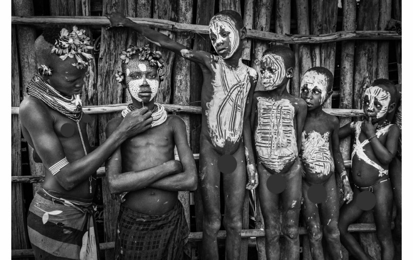 fot. Guoxiang Sun, Tribe Children, 2. miejsce w kategorii Lifestyle / B&W Child 2018