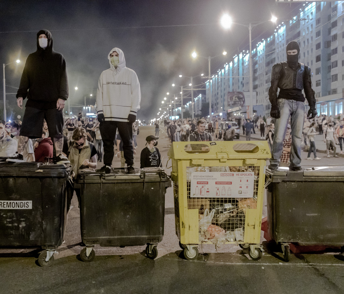 fot. Jędrzej Nowicki<br></br><br></br>Masowe protesty w Białorusi wybuchły 9 sierpnia 2020 roku zaraz po tym jak białoruski reżim ogłosił wstępne wyniki wyborów prezydenckich. Według władz wygrał je z przewagą 80% głosów Aleksander Łukaszenka. Prezydent rządzi krajem od niemal 3 dekad. Wchodzące w dorosłość nowe pokolenie mocno osadzone w świecie internetu, kryzys gospodarczy i polityczny, postępująca erozja autorytarnego systemu doprowadziły do największych w historii protestów białoruskiego społeczeństwa. W nocy 9 i 10 sierpnia tłumy Białorusinów i Białorusinek wyszły na ulice w całym kraju. Reżim zareagował falą przemocy i represji.<br></br><br></br>Jędrzej Nowicki -  Fotoreporter, dokumentalista. Przez ostatnie 7 lat współpracował głównie z Gazetą Wyborczą, dla której obsługiwał wszystkie najważniejsze wydarzenia w Polsce i wiele ważnych tematów międzynarodowych. W swojej pracy skupia się na problemach wykluczenia społecznego, praw człowieka, solidarności i niesprawiedliwości. Dobrze zna region Europy Środkowo-Wschodniej. Fotografował także na Bliskim Wschodzie. Pracował w Polsce, Białorusi, Rosji, Ukrainie, Niemczech, Serbii, Izraelu, Tanzanii, Palestynie czy Iraku.