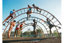 fot. Garry Settle, "Kids on Jungle Gym", Flushing Meadows Corona Park / NYC Park Photo Archive