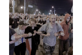 fot. Jędrzej Nowicki<br></br><br></br>Masowe protesty w Białorusi wybuchły 9 sierpnia 2020 roku zaraz po tym jak białoruski reżim ogłosił wstępne wyniki wyborów prezydenckich. Według władz wygrał je z przewagą 80% głosów Aleksander Łukaszenka. Prezydent rządzi krajem od niemal 3 dekad. Wchodzące w dorosłość nowe pokolenie mocno osadzone w świecie internetu, kryzys gospodarczy i polityczny, postępująca erozja autorytarnego systemu doprowadziły do największych w historii protestów białoruskiego społeczeństwa. W nocy 9 i 10 sierpnia tłumy Białorusinów i Białorusinek wyszły na ulice w całym kraju. Reżim zareagował falą przemocy i represji.<br></br><br></br>Jędrzej Nowicki -  Fotoreporter, dokumentalista. Przez ostatnie 7 lat współpracował głównie z Gazetą Wyborczą, dla której obsługiwał wszystkie najważniejsze wydarzenia w Polsce i wiele ważnych tematów międzynarodowych. W swojej pracy skupia się na problemach wykluczenia społecznego, praw człowieka, solidarności i niesprawiedliwości. Dobrze zna region Europy Środkowo-Wschodniej. Fotografował także na Bliskim Wschodzie. Pracował w Polsce, Białorusi, Rosji, Ukrainie, Niemczech, Serbii, Izraelu, Tanzanii, Palestynie czy Iraku.