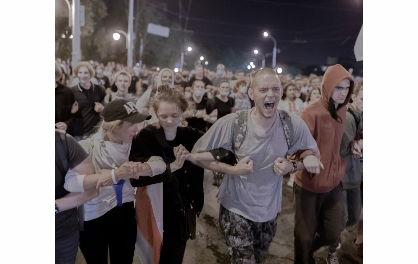 fot. Jędrzej NowickiMasowe protesty w Białorusi wybuchły 9 sierpnia 2020 roku zaraz po tym jak białoruski reżim ogłosił wstępne wyniki wyborów prezydenckich. Według władz wygrał je z przewagą 80% głosów Aleksander Łukaszenka. Prezydent rządzi krajem od niemal 3 dekad. Wchodzące w dorosłość nowe pokolenie mocno osadzone w świecie internetu, kryzys gospodarczy i polityczny, postępująca erozja autorytarnego systemu doprowadziły do największych w historii protestów białoruskiego społeczeństwa. W nocy 9 i 10 sierpnia tłumy Białorusinów i Białorusinek wyszły na ulice w całym kraju. Reżim zareagował falą przemocy i represji.Jędrzej Nowicki -  Fotoreporter, dokumentalista. Przez ostatnie 7 lat współpracował głównie z Gazetą Wyborczą, dla której obsługiwał wszystkie najważniejsze wydarzenia w Polsce i wiele ważnych tematów międzynarodowych. W swojej pracy skupia się na problemach wykluczenia społecznego, praw człowieka, solidarności i niesprawiedliwości. Dobrze zna region Europy Środkowo-Wschodniej. Fotografował także na Bliskim Wschodzie. Pracował w Polsce, Białorusi, Rosji, Ukrainie, Niemczech, Serbii, Izraelu, Tanzanii, Palestynie czy Iraku.