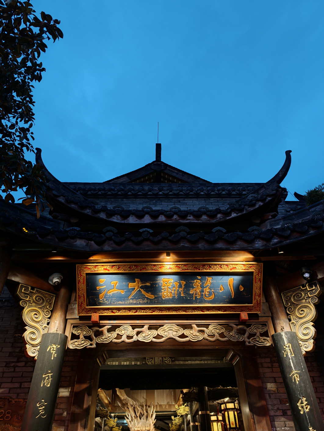 1/50 s, f/1.5, ISO 500, 7.7 mm