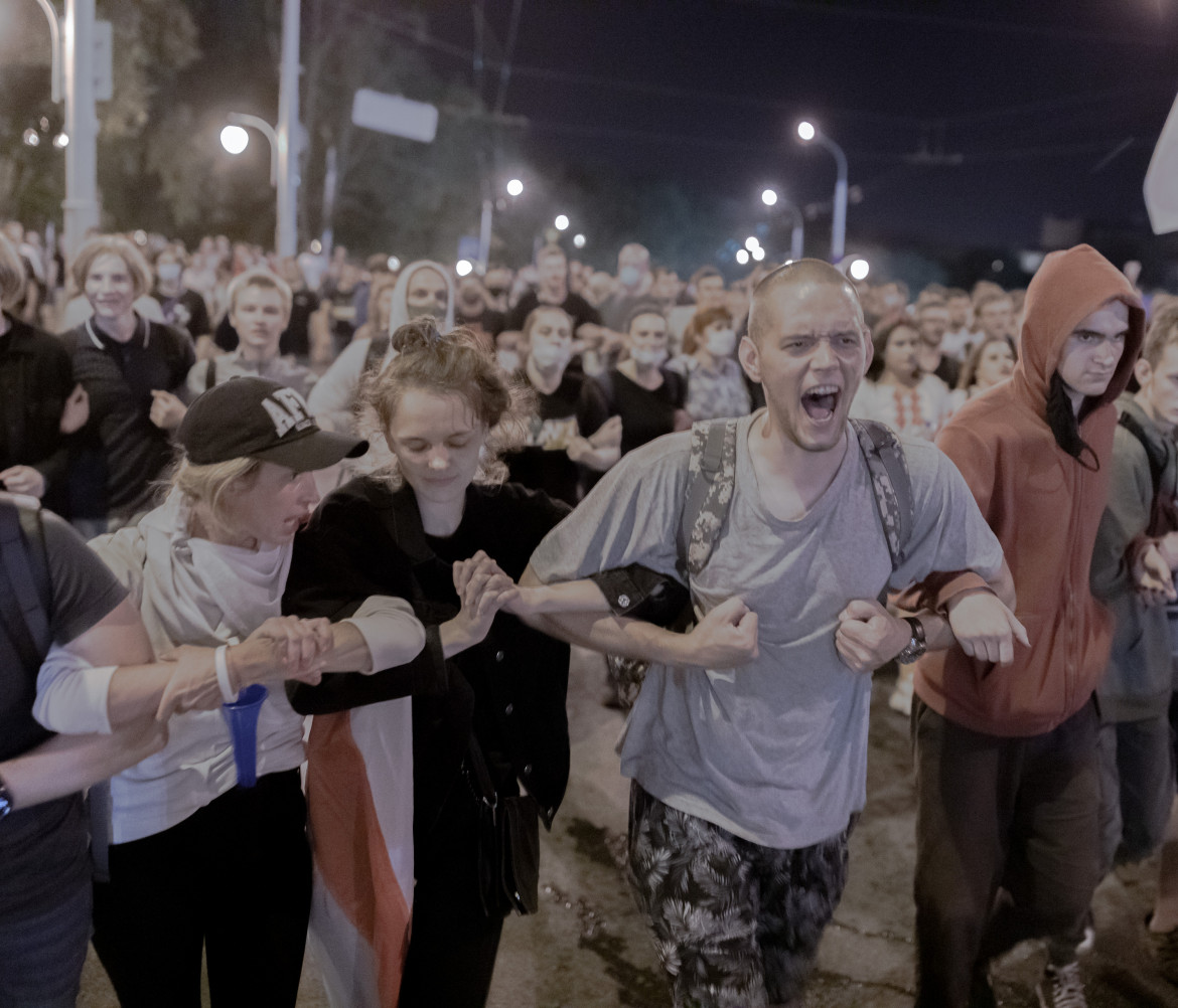fot. Jędrzej Nowicki<br></br><br></br>Masowe protesty w Białorusi wybuchły 9 sierpnia 2020 roku zaraz po tym jak białoruski reżim ogłosił wstępne wyniki wyborów prezydenckich. Według władz wygrał je z przewagą 80% głosów Aleksander Łukaszenka. Prezydent rządzi krajem od niemal 3 dekad. Wchodzące w dorosłość nowe pokolenie mocno osadzone w świecie internetu, kryzys gospodarczy i polityczny, postępująca erozja autorytarnego systemu doprowadziły do największych w historii protestów białoruskiego społeczeństwa. W nocy 9 i 10 sierpnia tłumy Białorusinów i Białorusinek wyszły na ulice w całym kraju. Reżim zareagował falą przemocy i represji.<br></br><br></br>Jędrzej Nowicki -  Fotoreporter, dokumentalista. Przez ostatnie 7 lat współpracował głównie z Gazetą Wyborczą, dla której obsługiwał wszystkie najważniejsze wydarzenia w Polsce i wiele ważnych tematów międzynarodowych. W swojej pracy skupia się na problemach wykluczenia społecznego, praw człowieka, solidarności i niesprawiedliwości. Dobrze zna region Europy Środkowo-Wschodniej. Fotografował także na Bliskim Wschodzie. Pracował w Polsce, Białorusi, Rosji, Ukrainie, Niemczech, Serbii, Izraelu, Tanzanii, Palestynie czy Iraku.