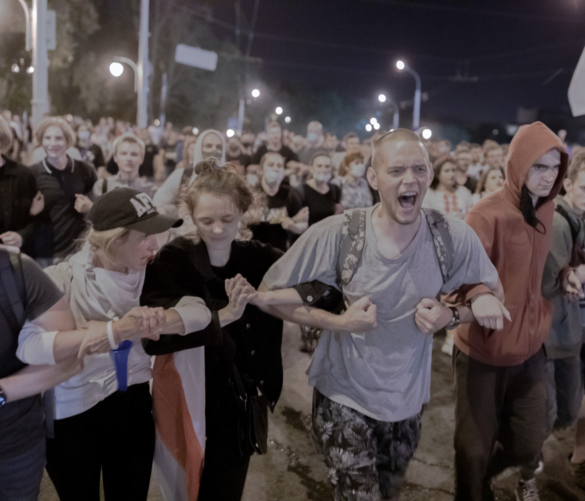 fot. Jędrzej Nowicki<br></br><br></br>Masowe protesty w Białorusi wybuchły 9 sierpnia 2020 roku zaraz po tym jak białoruski reżim ogłosił wstępne wyniki wyborów prezydenckich. Według władz wygrał je z przewagą 80% głosów Aleksander Łukaszenka. Prezydent rządzi krajem od niemal 3 dekad. Wchodzące w dorosłość nowe pokolenie mocno osadzone w świecie internetu, kryzys gospodarczy i polityczny, postępująca erozja autorytarnego systemu doprowadziły do największych w historii protestów białoruskiego społeczeństwa. W nocy 9 i 10 sierpnia tłumy Białorusinów i Białorusinek wyszły na ulice w całym kraju. Reżim zareagował falą przemocy i represji.<br></br><br></br>Jędrzej Nowicki - Fotoreporter, dokumentalista. Przez ostatnie 7 lat współpracował głównie z Gazetą Wyborczą, dla której obsługiwał wszystkie najważniejsze wydarzenia w Polsce i wiele ważnych tematów międzynarodowych. W swojej pracy skupia się na problemach wykluczenia społecznego, praw człowieka, solidarności i niesprawiedliwości. Dobrze zna region Europy Środkowo-Wschodniej. Fotografował także na Bliskim Wschodzie. Pracował w Polsce, Białorusi, Rosji, Ukrainie, Niemczech, Serbii, Izraelu, Tanzanii, Palestynie czy Iraku.