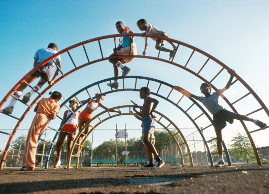 fot. Garry Settle, Kids on Jungle Gym, Flushing Meadows Corona Park / NYC Park Photo Archive