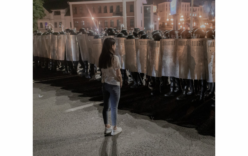 fot. Jędrzej NowickiMasowe protesty w Białorusi wybuchły 9 sierpnia 2020 roku zaraz po tym jak białoruski reżim ogłosił wstępne wyniki wyborów prezydenckich. Według władz wygrał je z przewagą 80% głosów Aleksander Łukaszenka. Prezydent rządzi krajem od niemal 3 dekad. Wchodzące w dorosłość nowe pokolenie mocno osadzone w świecie internetu, kryzys gospodarczy i polityczny, postępująca erozja autorytarnego systemu doprowadziły do największych w historii protestów białoruskiego społeczeństwa. W nocy 9 i 10 sierpnia tłumy Białorusinów i Białorusinek wyszły na ulice w całym kraju. Reżim zareagował falą przemocy i represji.Jędrzej Nowicki -  Fotoreporter, dokumentalista. Przez ostatnie 7 lat współpracował głównie z Gazetą Wyborczą, dla której obsługiwał wszystkie najważniejsze wydarzenia w Polsce i wiele ważnych tematów międzynarodowych. W swojej pracy skupia się na problemach wykluczenia społecznego, praw człowieka, solidarności i niesprawiedliwości. Dobrze zna region Europy Środkowo-Wschodniej. Fotografował także na Bliskim Wschodzie. Pracował w Polsce, Białorusi, Rosji, Ukrainie, Niemczech, Serbii, Izraelu, Tanzanii, Palestynie czy Iraku.