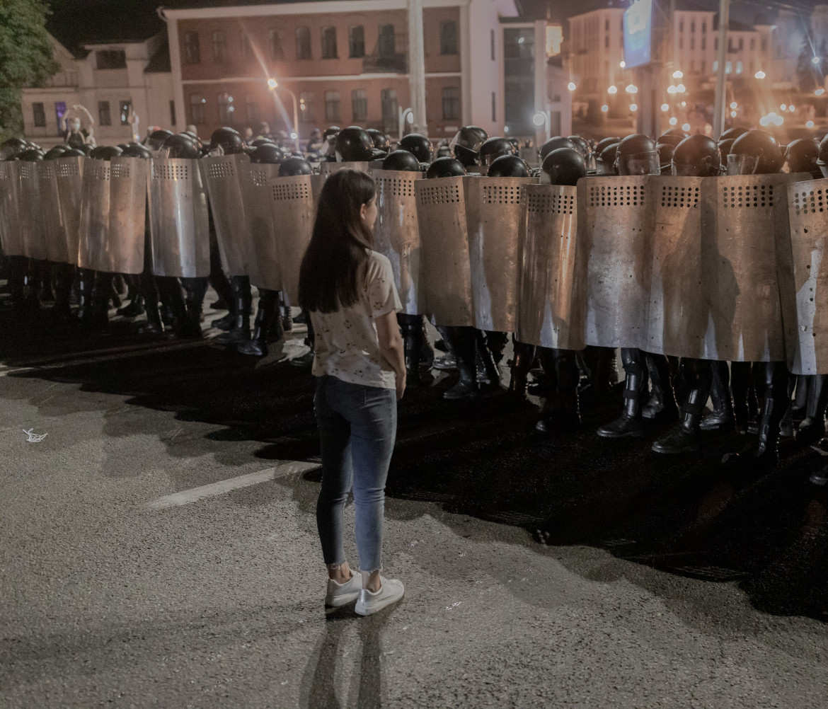 fot. Jędrzej Nowicki<br></br><br></br>Masowe protesty w Białorusi wybuchły 9 sierpnia 2020 roku zaraz po tym jak białoruski reżim ogłosił wstępne wyniki wyborów prezydenckich. Według władz wygrał je z przewagą 80% głosów Aleksander Łukaszenka. Prezydent rządzi krajem od niemal 3 dekad. Wchodzące w dorosłość nowe pokolenie mocno osadzone w świecie internetu, kryzys gospodarczy i polityczny, postępująca erozja autorytarnego systemu doprowadziły do największych w historii protestów białoruskiego społeczeństwa. W nocy 9 i 10 sierpnia tłumy Białorusinów i Białorusinek wyszły na ulice w całym kraju. Reżim zareagował falą przemocy i represji.<br></br><br></br>Jędrzej Nowicki - Fotoreporter, dokumentalista. Przez ostatnie 7 lat współpracował głównie z Gazetą Wyborczą, dla której obsługiwał wszystkie najważniejsze wydarzenia w Polsce i wiele ważnych tematów międzynarodowych. W swojej pracy skupia się na problemach wykluczenia społecznego, praw człowieka, solidarności i niesprawiedliwości. Dobrze zna region Europy Środkowo-Wschodniej. Fotografował także na Bliskim Wschodzie. Pracował w Polsce, Białorusi, Rosji, Ukrainie, Niemczech, Serbii, Izraelu, Tanzanii, Palestynie czy Iraku.