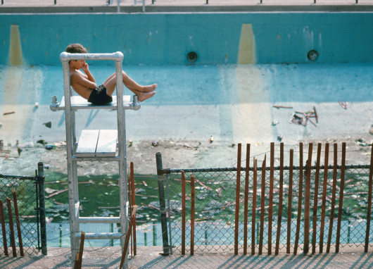 fot. Paul Hosefros, Boy at Abandoned Diving Area, Red Hook Pool / NYC Park Photo Archive