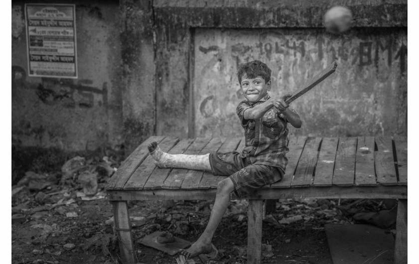 fot. Mei Guo, Live Along Track, 2. miejsce w kategorii Street & Doc / B&W Child 2018
