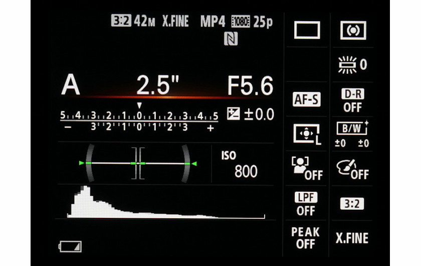 Informacje wyświetlane na ekranie aparatu Sony RX1R II