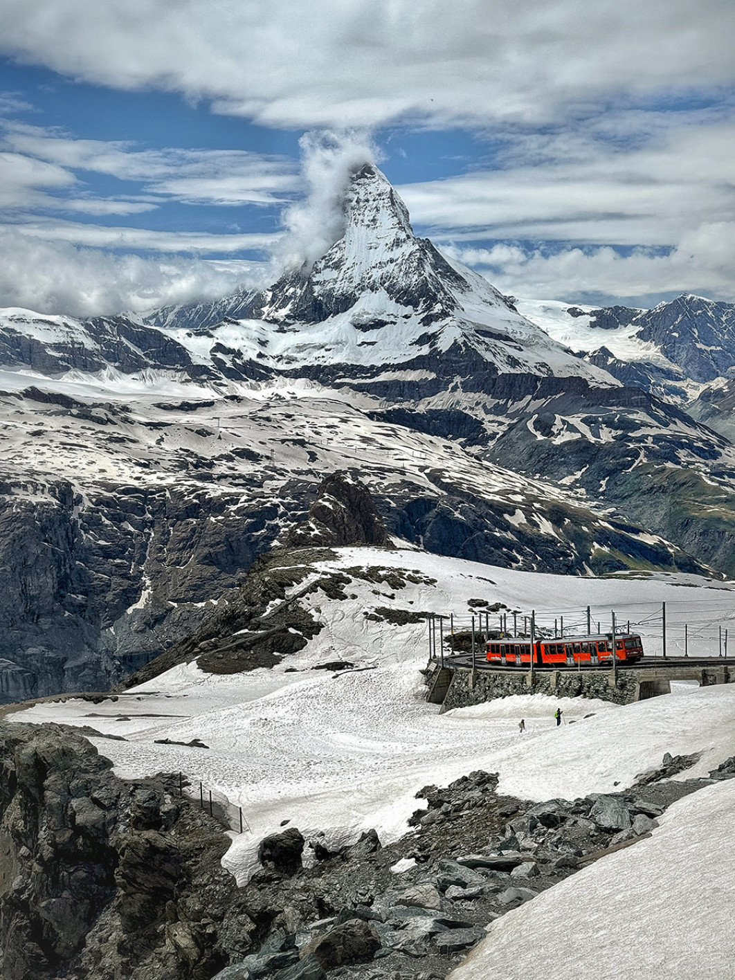 Fot. Joseph Cyr, "Gornergrat Train &amp; the Matterhorn", 1. miejsce w kat. Travel / Adventure &amp; Transportation / Mobile Photography Awards 2025 