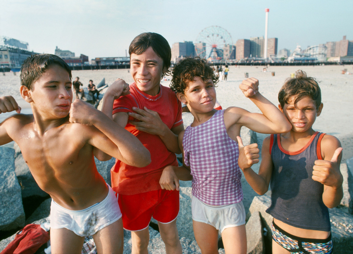 fot. Paul Hosefros, "Group of Boys", Coney Island / NYC Park Photo Archive