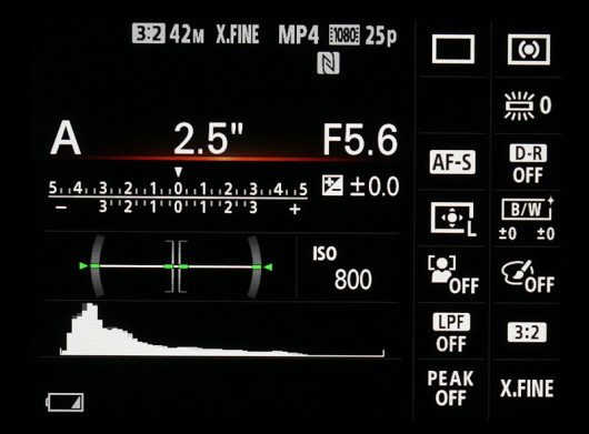 Informacje wyświetlane na ekranie aparatu Sony RX1R II