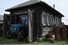 fot. Alexey Malgavko<br></br><br></br> Uminur Kuczukowa (61) mogła pójść lata temu na emeryturę, jednak wciąż uczy w niegdyś tętniącej życiem szkole w powoli wymierającej rosyjskiej wsi. Jej jedynym uczniem jest obecnie 9-letni chłopiec. Kiedy wyjedzie w przyszłym roku, szkoła zostanie zamknięta. Podobnie jak tysiące innych wsi rozsianych po całej Rosji, odległa syberyjska wioska wyludniła się po zamknięciu lokalnego kołchozu, co było efektem załamania się radzieckiego systemu gospodarki planowej. Zaczęło brakować pracy. Ludzie uciekali z wioski całymi grupami. W swoim świetlanym okresie, jaki przypadał na lata 70., szkoła podstawowa w Sibiliakowie  miała cztery klasy i po ok. 18 uczniów w każdej z nich. We wsi żyło wówczas 550 mieszkańców. Kuczukowa przepracowała w szkole 42 lata. Dzisiaj, w sąsiedztwie jej domu stoją ze wszystkich stron opuszczone domy. Liczba ludności skurczyła się do 39 osób, a jedynym uczniem w szkole jest  Rawił Iżmuhametow. Kuczukowa kupiła dom w mieście Tara położonym od wioski o jakieś 50 kilometrów (30 mil). Pod koniec roku szkolnego, kiedy tylko uzna, że Iżmuhametow jest wystarczająco duży, by jeżdzić na lekcje do sąsiedniej wioski, chce się przenieść z mężem do domu w Tarze, by tam spędzić emeryturę. Do najbliższej szkoły trzeba będzie się wtedy dostać podróżując pół godziny łodzią po wzburzonych wodach rzeki Irtysz, a potem jeszcze dwadzieścia minut szkolnym autobusem. Rodzice  Iżmuhametowa są rolnikami i mają swoje zwierzęta gospodarskie, ale nie chcą, by ich syn po dorośnięciu został na wsi. „Nasze najstarsze dzieci mieszkają w mieście, i jest nam z tym dobrze”, mówi  Dinar Iżmuhametowa (48). „Teraz szkoła będzie stała pusta i nikomu niepotrzebna, jak we wszystkich wioskach naokoło, podczas gdy ludzie w mieście nie mogą znaleźć miejsca w przedszkolu dla swoich dzieci i od momentu ich urodzin są w kolejce do miejsca”. Nawet kiedy ona sama przeprowadzi się wreszcie do Tary, nie zostawi swojej przeszłości za sobą. „Tu są pochowani moi rodzice, tu jest cząstka mojego życia. Tu będziemy spędzali każdy dzień pamięci o przodkach, tak jak inni, którzy przyjeżdżają wspominać tych, którzy odeszli... Będziemy przyjeżdżali po to, by zajmować się ich grobami”.