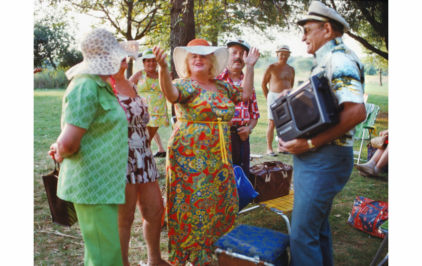 fot. Joyce Dopkeen,Park Revelers, Orchard Beach, Pelham Bay Park / NYC Park Photo Archive