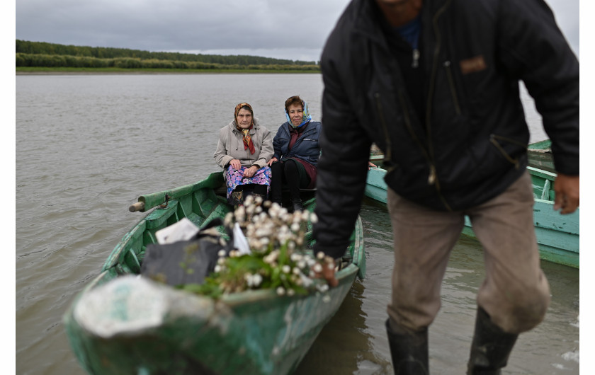 fot. Alexey Malgavko Uminur Kuczukowa (61) mogła pójść lata temu na emeryturę, jednak wciąż uczy w niegdyś tętniącej życiem szkole w powoli wymierającej rosyjskiej wsi. Jej jedynym uczniem jest obecnie 9-letni chłopiec. Kiedy wyjedzie w przyszłym roku, szkoła zostanie zamknięta. Podobnie jak tysiące innych wsi rozsianych po całej Rosji, odległa syberyjska wioska wyludniła się po zamknięciu lokalnego kołchozu, co było efektem załamania się radzieckiego systemu gospodarki planowej. Zaczęło brakować pracy. Ludzie uciekali z wioski całymi grupami. W swoim świetlanym okresie, jaki przypadał na lata 70., szkoła podstawowa w Sibiliakowie  miała cztery klasy i po ok. 18 uczniów w każdej z nich. We wsi żyło wówczas 550 mieszkańców. Kuczukowa przepracowała w szkole 42 lata. Dzisiaj, w sąsiedztwie jej domu stoją ze wszystkich stron opuszczone domy. Liczba ludności skurczyła się do 39 osób, a jedynym uczniem w szkole jest  Rawił Iżmuhametow. Kuczukowa kupiła dom w mieście Tara położonym od wioski o jakieś 50 kilometrów (30 mil). Pod koniec roku szkolnego, kiedy tylko uzna, że Iżmuhametow jest wystarczająco duży, by jeżdzić na lekcje do sąsiedniej wioski, chce się przenieść z mężem do domu w Tarze, by tam spędzić emeryturę. Do najbliższej szkoły trzeba będzie się wtedy dostać podróżując pół godziny łodzią po wzburzonych wodach rzeki Irtysz, a potem jeszcze dwadzieścia minut szkolnym autobusem. Rodzice  Iżmuhametowa są rolnikami i mają swoje zwierzęta gospodarskie, ale nie chcą, by ich syn po dorośnięciu został na wsi. „Nasze najstarsze dzieci mieszkają w mieście, i jest nam z tym dobrze”, mówi  Dinar Iżmuhametowa (48). „Teraz szkoła będzie stała pusta i nikomu niepotrzebna, jak we wszystkich wioskach naokoło, podczas gdy ludzie w mieście nie mogą znaleźć miejsca w przedszkolu dla swoich dzieci i od momentu ich urodzin są w kolejce do miejsca”. Nawet kiedy ona sama przeprowadzi się wreszcie do Tary, nie zostawi swojej przeszłości za sobą. „Tu są pochowani moi rodzice, tu jest cząstka mojego życia. Tu będziemy spędzali każdy dzień pamięci o przodkach, tak jak inni, którzy przyjeżdżają wspominać tych, którzy odeszli... Będziemy przyjeżdżali po to, by zajmować się ich grobami”.